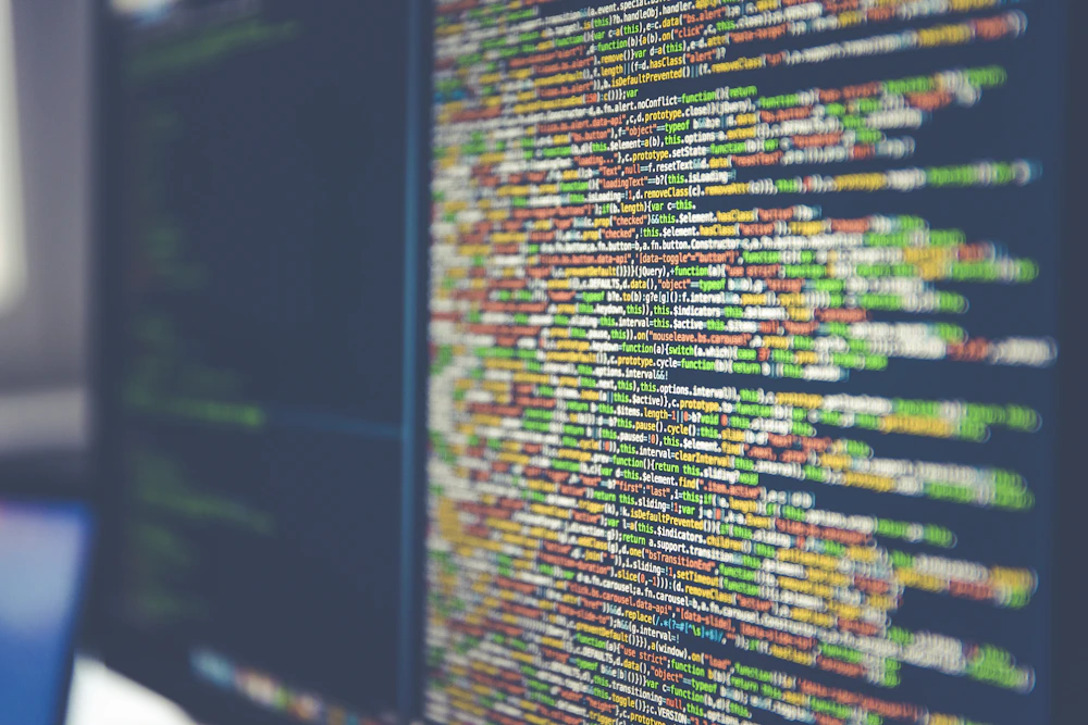 Linhas de código e diagramas de controle em telas de engenharia
